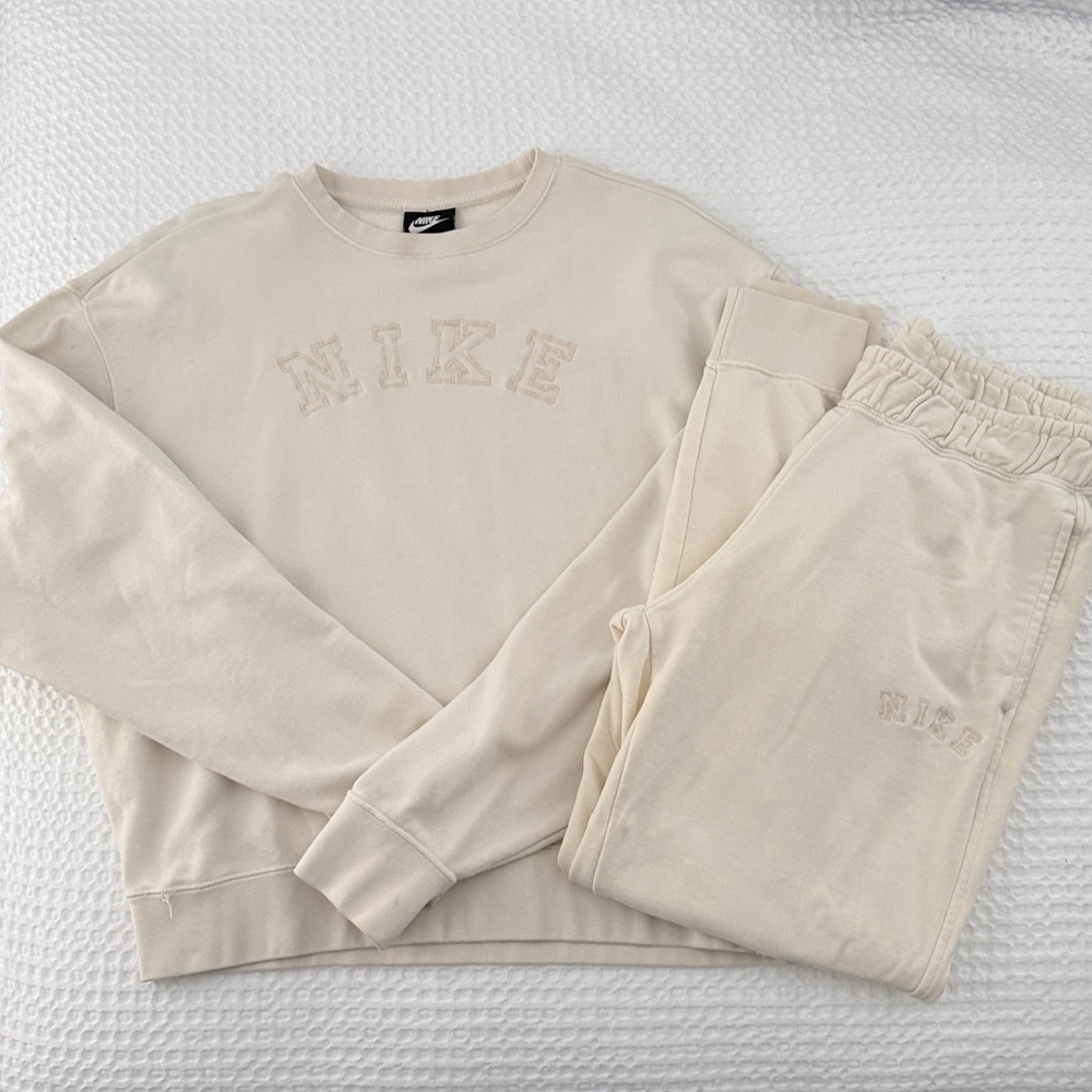 Nike Crewneck Sweatshirt and Sweatpants Set